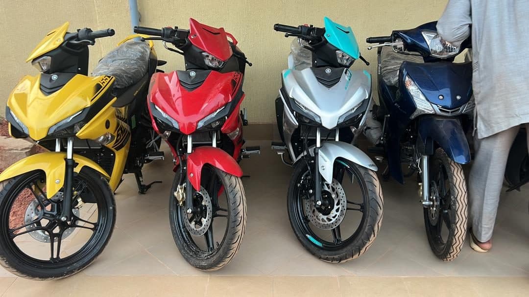 Les motos sont disponibles à la boutique.