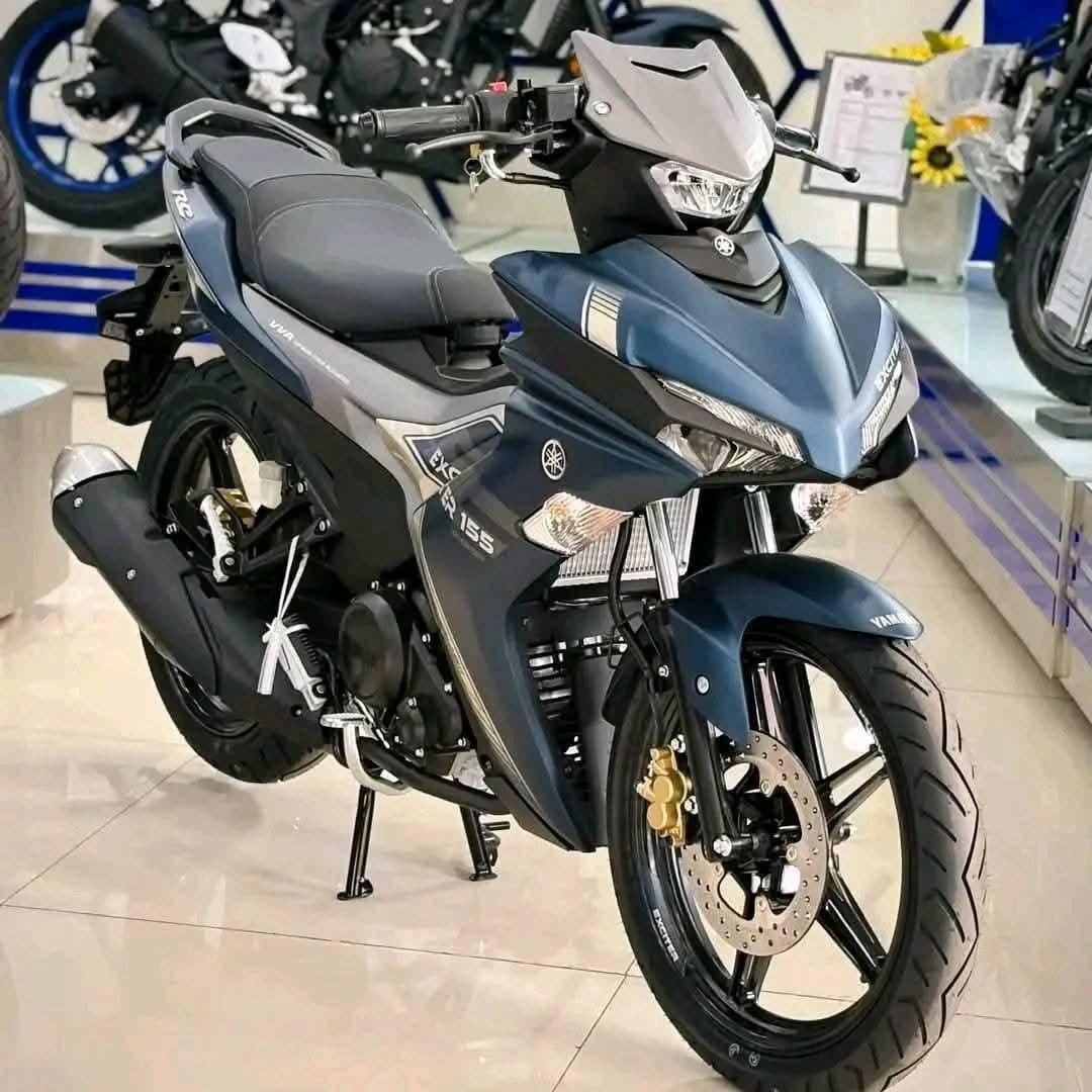 Les motos sont disponibles à la boutique.
