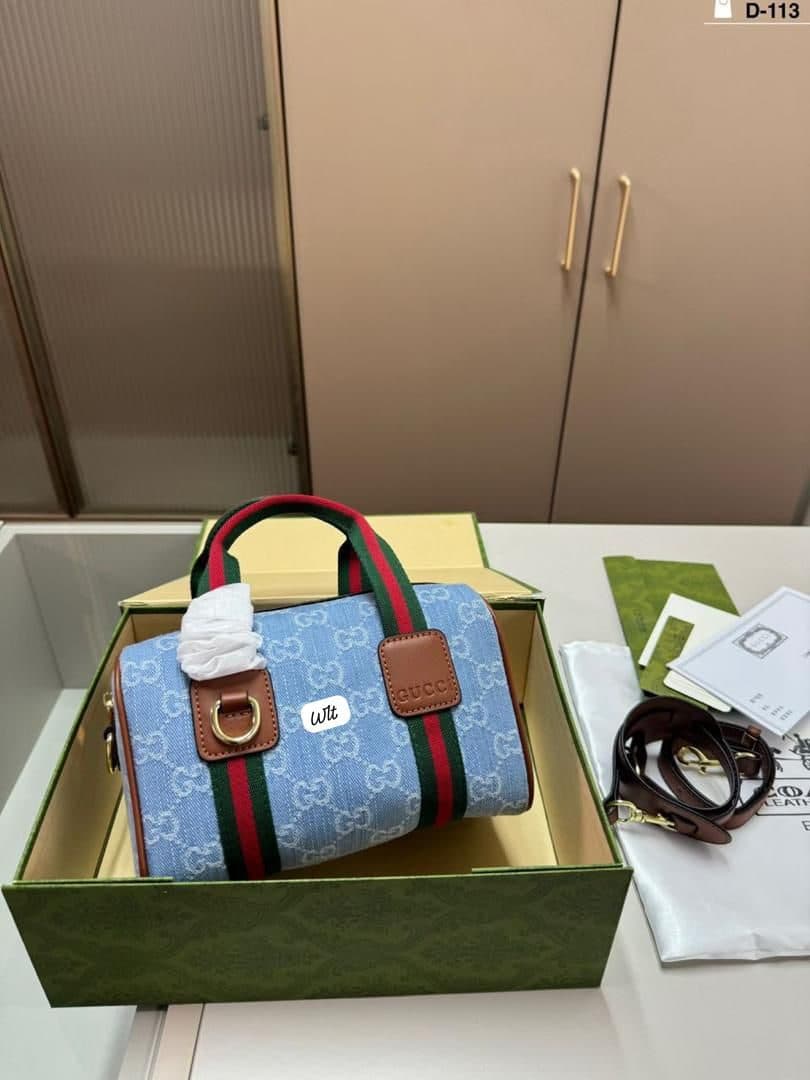 Vente de vêtements et sac à main